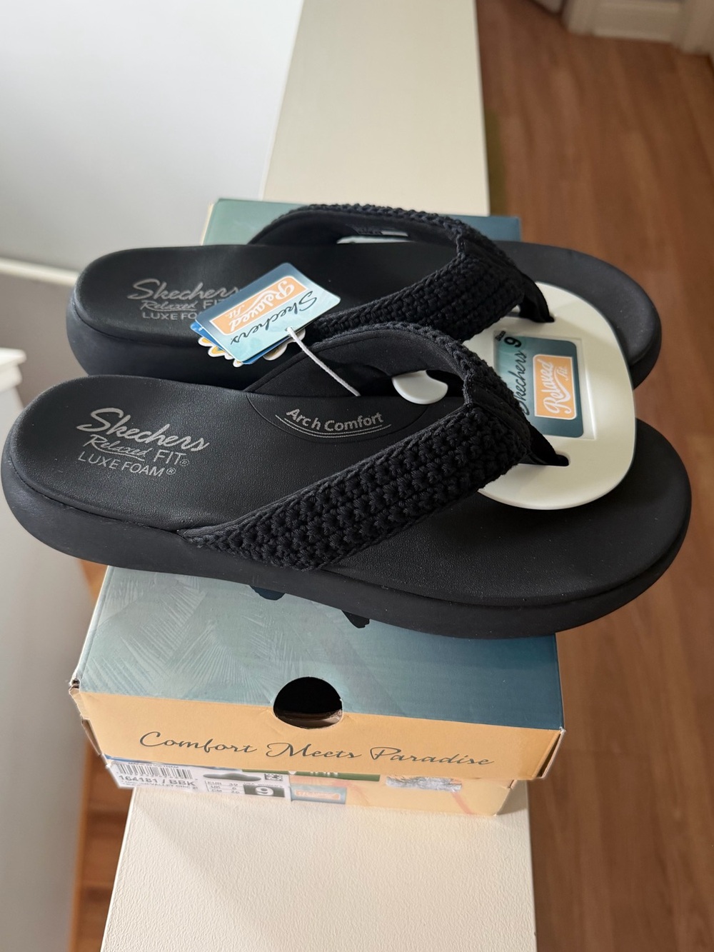 Brand new”Skechers”(California Comfort)women’s sneakers.Size-9,color-black.🖤